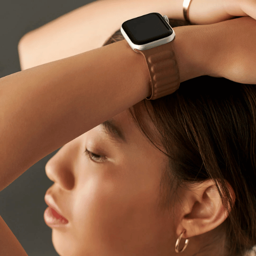 Primo piano della chiusura magnetica di un cinturino Leather Link per Apple Watch