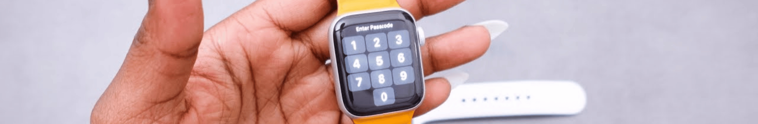 Cinturini Leather Link per Apple Watch affiancati in diversi colori